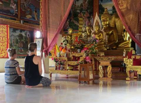 Pai - een tempel langs de weg een aantal km buiten het centrum van Pai, geen toeristen, aardige moniken