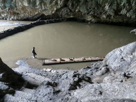 Pai - met bamboe vlot door de grot heen