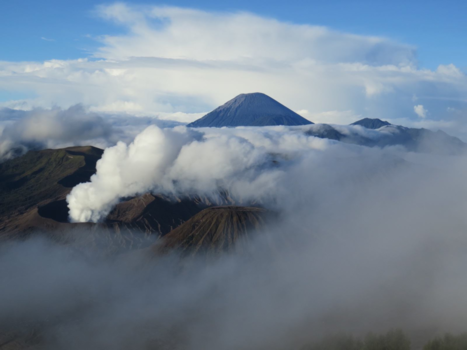 Bromo Vulkaan - In the clouds.