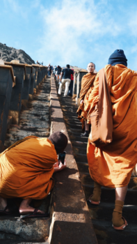 Bromo Vulkaan - Monniken bij de Bromo vulkaan