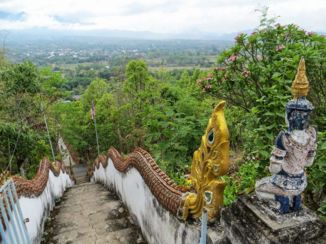 Pai - de trap naar 'the white boedha'. Prachtig uitzicht