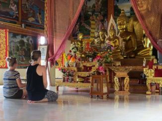 Pai - een tempel langs de weg een aantal km buiten het centrum van Pai, geen toeristen, aardige moniken